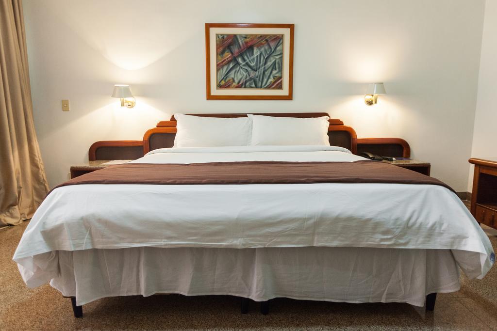 Dimas Lessa Hotel Монтис Кларос Екстериор снимка