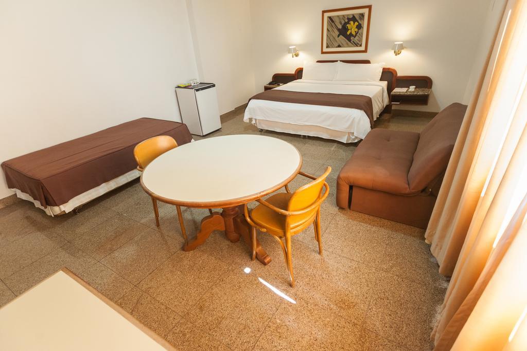 Dimas Lessa Hotel Монтис Кларос Екстериор снимка