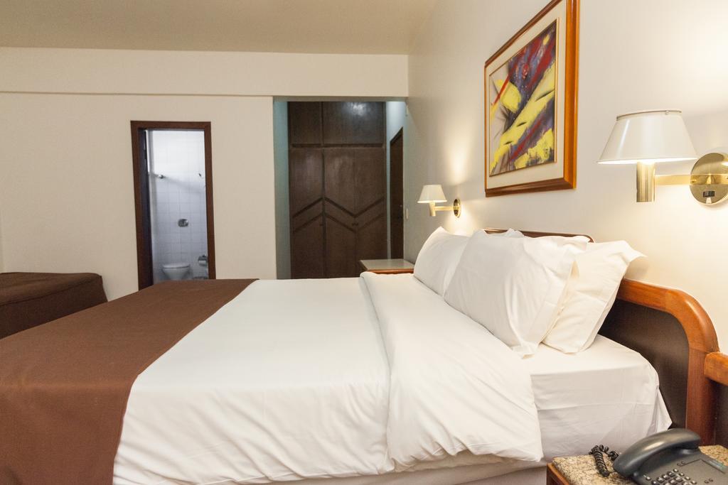 Dimas Lessa Hotel Монтис Кларос Екстериор снимка