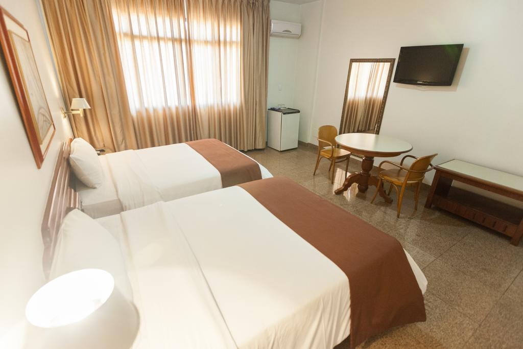 Dimas Lessa Hotel Монтис Кларос Екстериор снимка