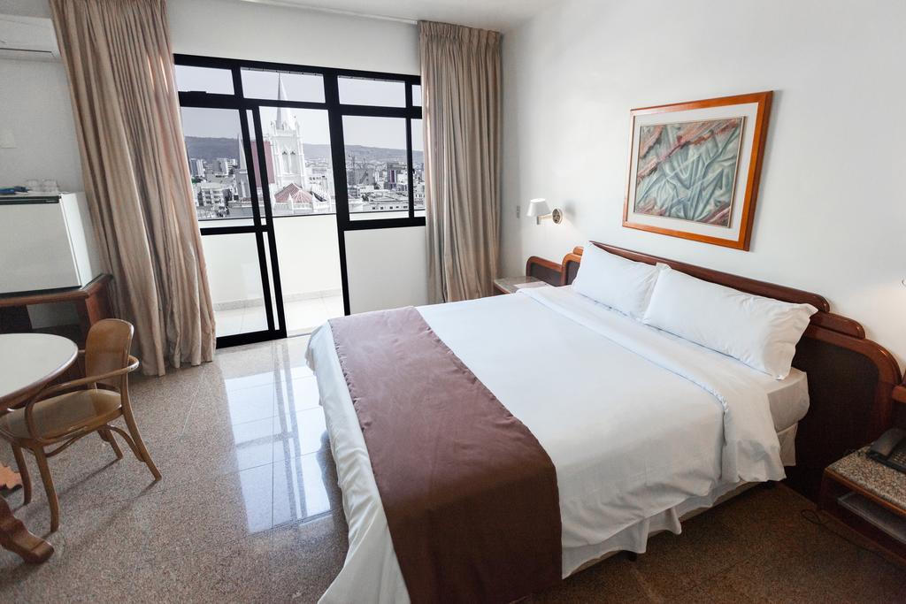 Dimas Lessa Hotel Монтис Кларос Екстериор снимка